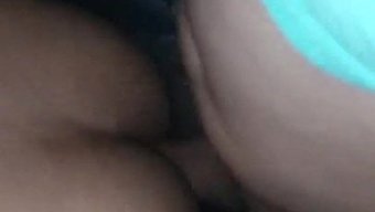 成熟的女人在楼梯上接...