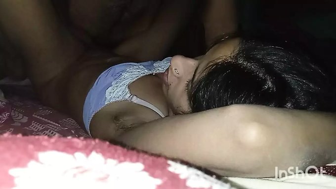 印度妻子用她的小乳房变得肮脏