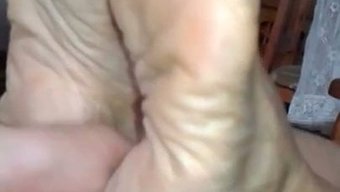 成熟的拉丁美女的脚和...