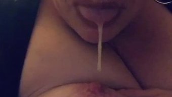 熟女妈妈展示她的自然...