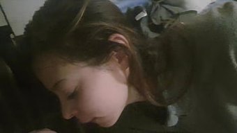 年轻女友的口交技巧让...