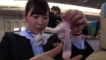 与空姐和飞行员在脱衣...