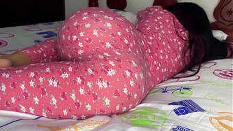睡衣里看着继女的屁股...