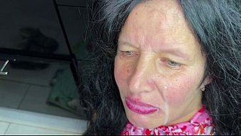 一个继子把继母从洗衣...