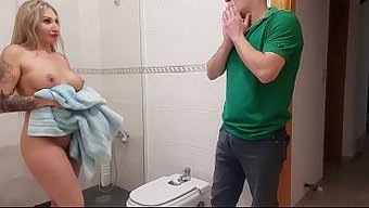 大奶继母洗澡时偷偷约...