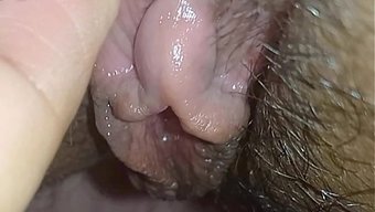 她一边说着挑逗,一边...