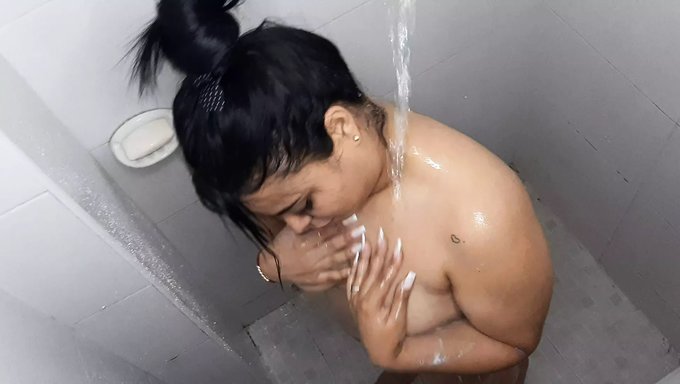 印度绿帽的梦想:印度女孩在淋浴间