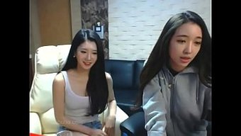 迷人的亚洲美女在镜头...