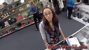 大学女孩在我的商店里...