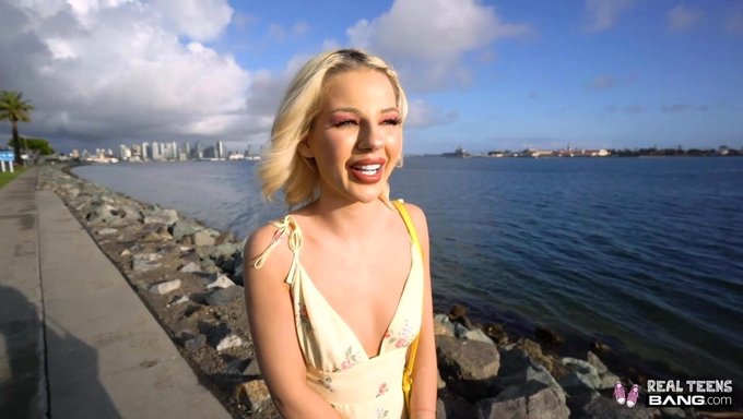 热辣的金发少女bella Elise Rose在色情试镜期间被操