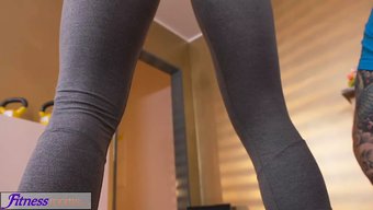 健身房教练被兴奋的女...