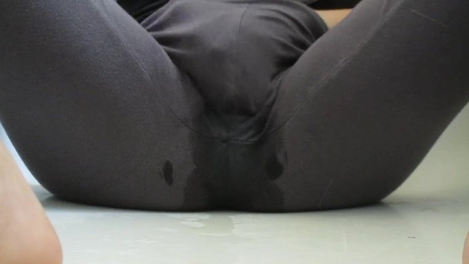 腿部宝贝在摄像机前猛烈射精并撒尿