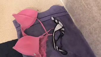 紧身德国宝贝在浴缸里自慰