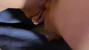 金发熟女和她的伴侣进...