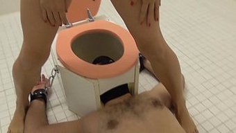 两个支配性的女人掌控...