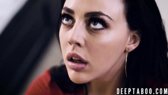 继父渴望操他的继女。