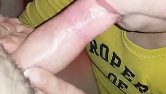 中国亚洲女孩用嘴吸吮...