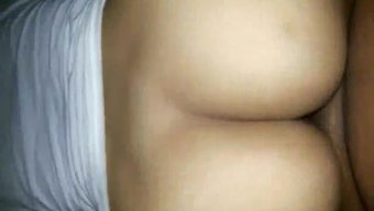 在乳房上射精:同性恋体验