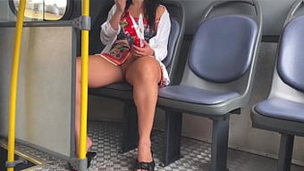 年轻的继女在公共汽车...