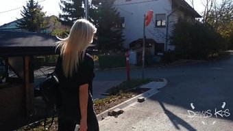 金发美女在公共场合给...
