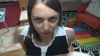 美丽的褐发女郎给了一...