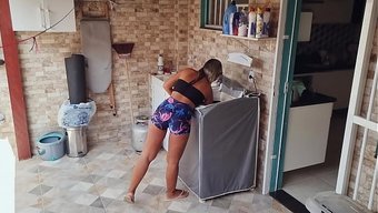 我塞住邻居正在后院铺...