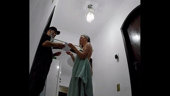 老婆光着身子和送货员...