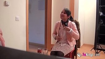 欧洲棕发女郎口交并猛烈射精