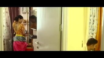 印度熟女的尼龙和缎子...