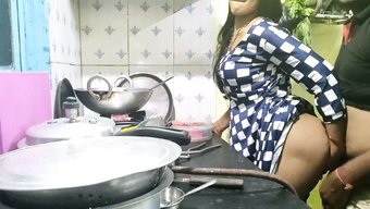 在厨房里与印度的印度...