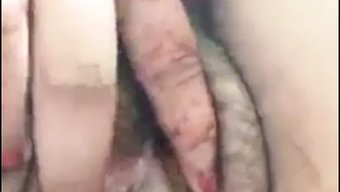 大胸部和阴部的大女孩自慰