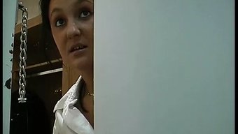 德国熟女在酒店房间里口交