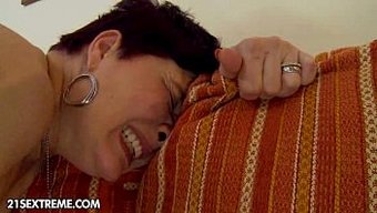 胸部丰满的成熟女人和...