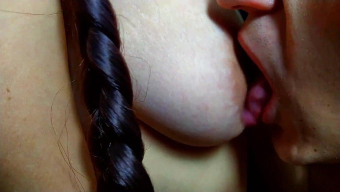 继子渴望继母的天然乳房,导致乳头游戏和高潮