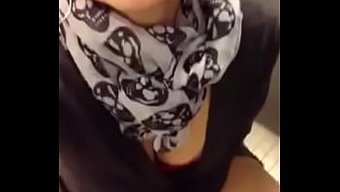 看著性感的妻子自我愉悅