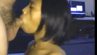 与亚洲美女自制口交
