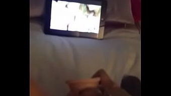 感性的熟女享受用性玩具自慰