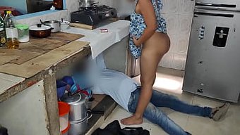 怀孕的妻子的邻居修理...