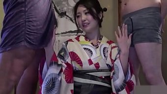 亚洲美女的惊人三人行...