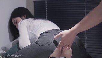 瘦小的亚洲美女在高清...