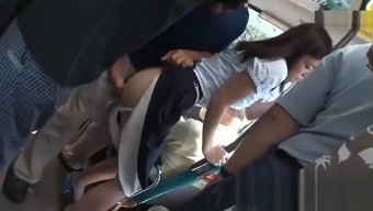 一个少女在公交车上被...