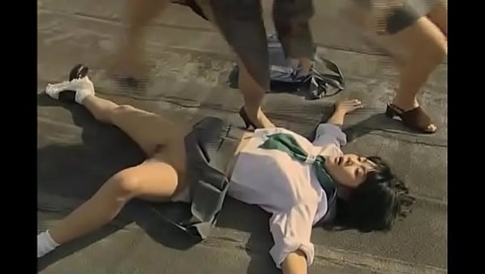 Yuria Hidaka和闺蜜们玩起了三人行,玩得不亦乐乎。