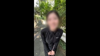一个漂亮的跑步者来我...
