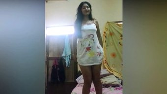 穿着连裤袜和内衣的玻...