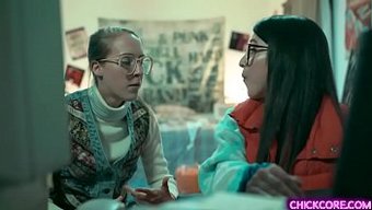 两个年轻的女同性恋在...