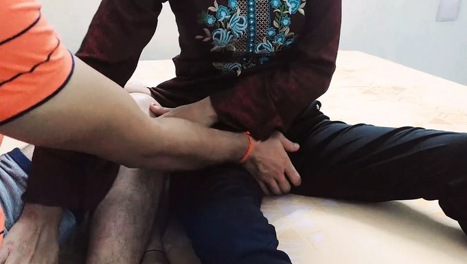 Dolly的天真魅力勾引了她的继兄,进行了一场亲密的邂逅。