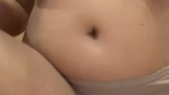 成熟的女人被大胸部和...
