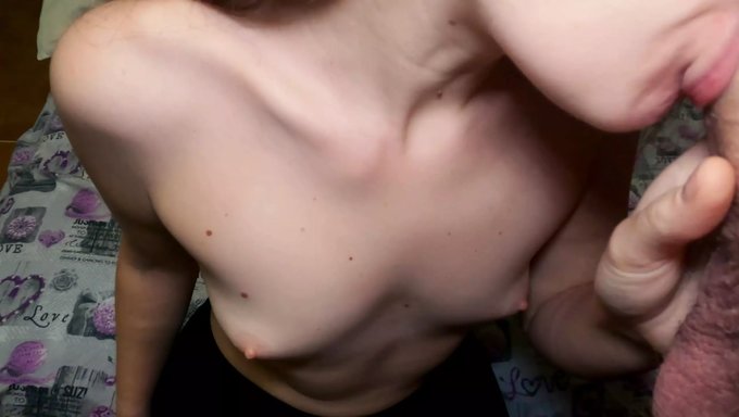 欧洲继妹用小胸部给性感的18+口交