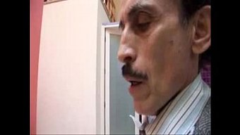 与年长男人一起口交和...