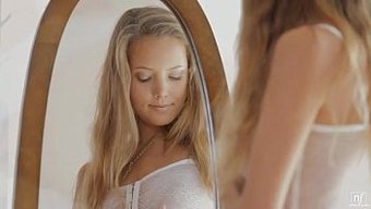 两个惊人的女同性恋在...